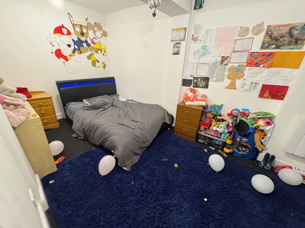 Lot: 101 - FREEHOLD INVESTMENT BLOCK OF THREE APARTMENTS - Flat 2  bedroom 1